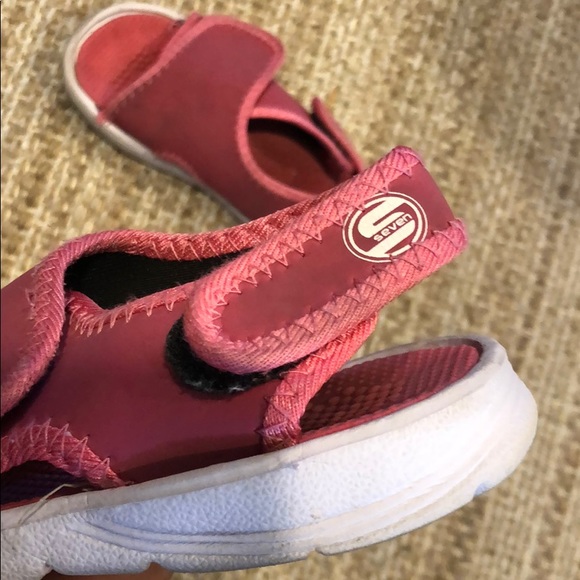 Seven pink water shoes - Picture 2 of 2